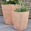 2er Set Stilvolle Pflanzvase Aus Terrakotta - Eckig - Kira -Pflanztöpfe Verkaufsgeschäft 2er set stilvolle pflanzvase aus terrakotta eckig kira
