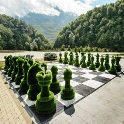 32-teiliges Schachfiguren Set - Topiary - GFK & Kunstrasen - Schach Set