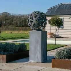 Deko Kugel Aus Bändern Mit Podest - Stahl Oder Rostoptik - Tigrina Freyl