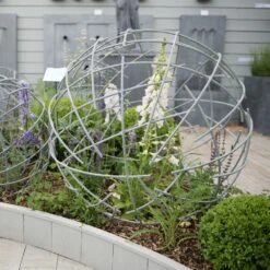 Deko Kugel Für Den Außenbereich Aus Metall Mit Rundstreben - Ollegiro Meno -Pflanztöpfe Verkaufsgeschäft deko kugel fuer den aussenbereich aus metall mit rundstreben ollegiro meno4