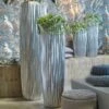 Indoor Pflanzvase Mit Einsatz Aus Polystone - Silber - Rund - Senkrechte Rillenmuster - Adanna -Pflanztöpfe Verkaufsgeschäft indoor pflanzvase mit einsatz aus polystone silber rund senkrechte rillenmuster adanna