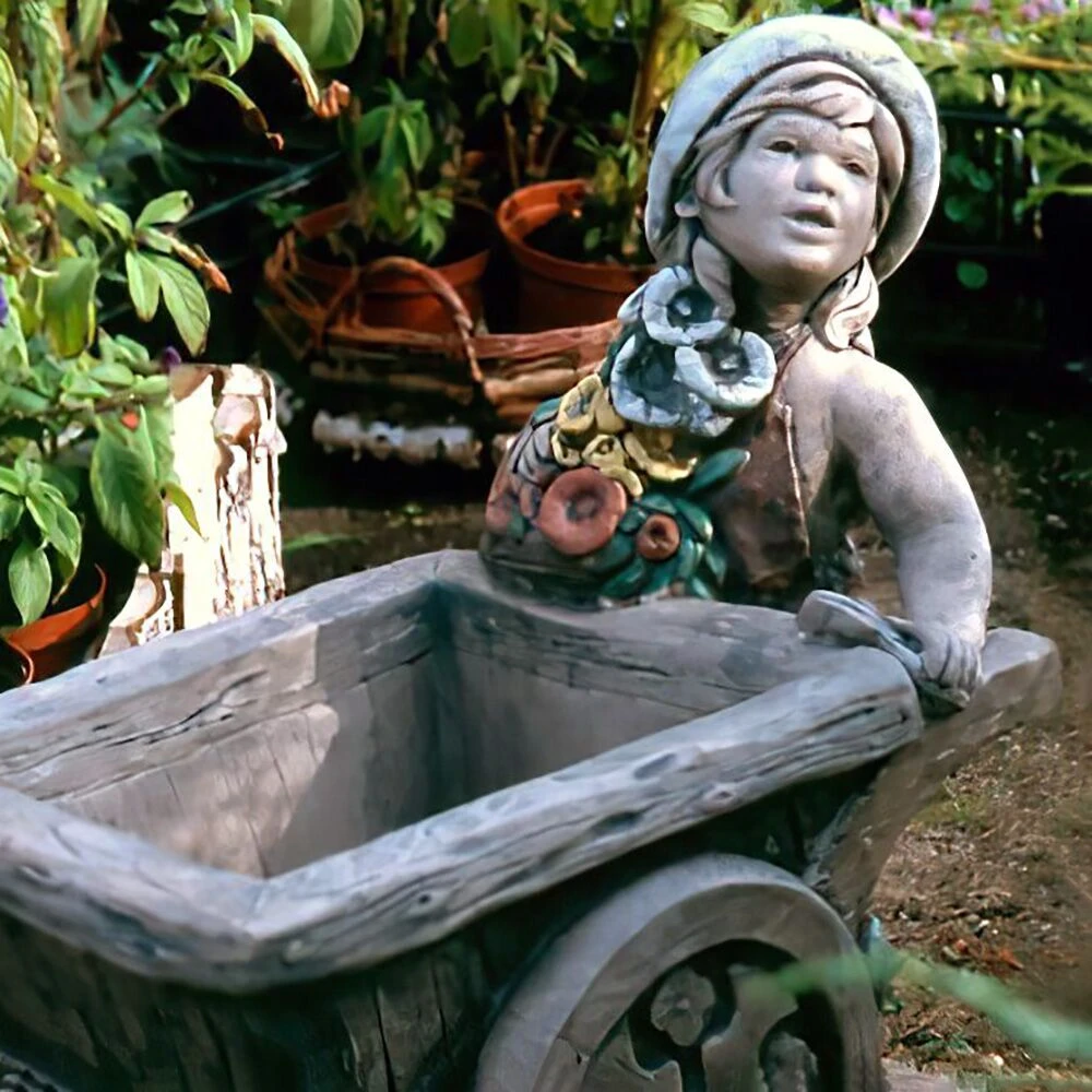 Junge Mit Bepflanzbarer Schubkarre - Dekorative Pflanzskulptur Für Den Garten - Zisis 4 Junge Mit Bepflanzbarer Schubkarre - Dekorative Pflanzskulptur Für Den Garten - Zisis – Bild 2