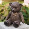 Kleiner Teddy Braun Aus Bronze Mit Schleife - Teddybär 1 Kleiner Teddy Braun Aus Bronze Mit Schleife - Teddybär -Pflanztöpfe Verkaufsgeschäft kleiner teddy braun aus bronze mit schleife teddybaer