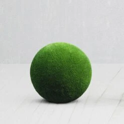 Kugel Aus GFK & Kunstrasen Als Schlichte Topiary Gartendeko - Kula