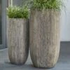 XXL 2er Set Vasen Aus Polystone - Rund - Grau Mit Holzstruktur-Optik - Zuri -Pflanztöpfe Verkaufsgeschäft xxl 2er set vasen aus polystone rund grau mit holzstruktur optik zuri
